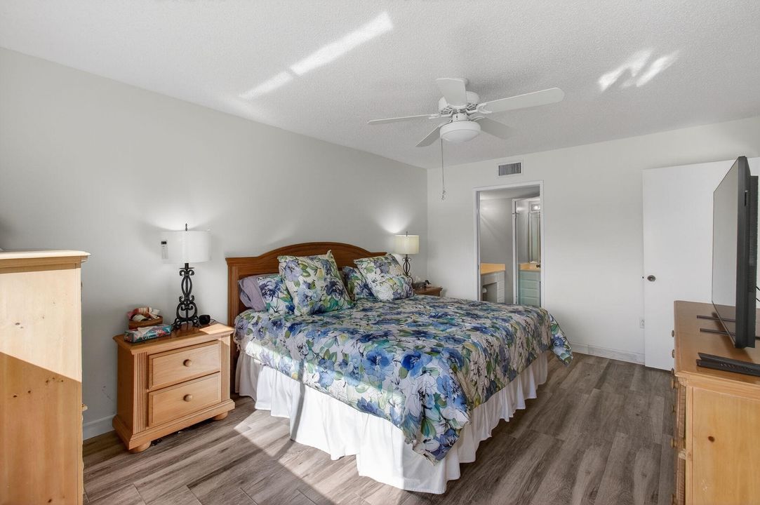 For Sale: $189,900 (2 beds, 2 baths, 1362 Square Feet)