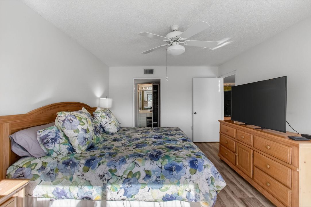 For Sale: $189,900 (2 beds, 2 baths, 1362 Square Feet)