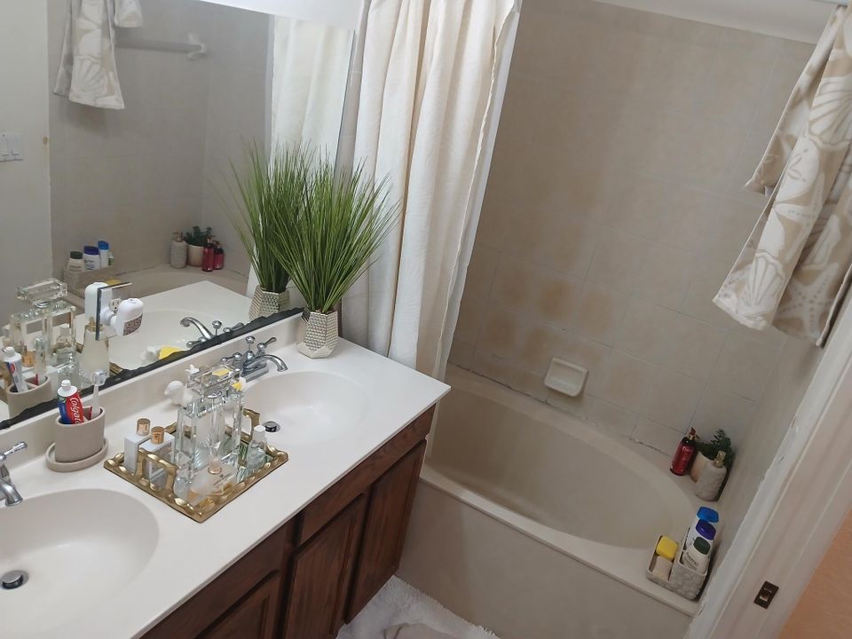 For Sale: $415,000 (4 beds, 2 baths, 1716 Square Feet)