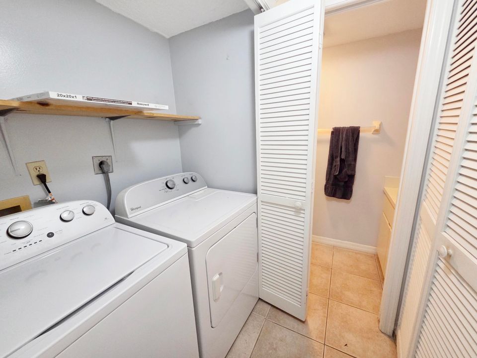 待售: $175,000 (2 贝兹, 1 浴室, 1328 平方英尺)