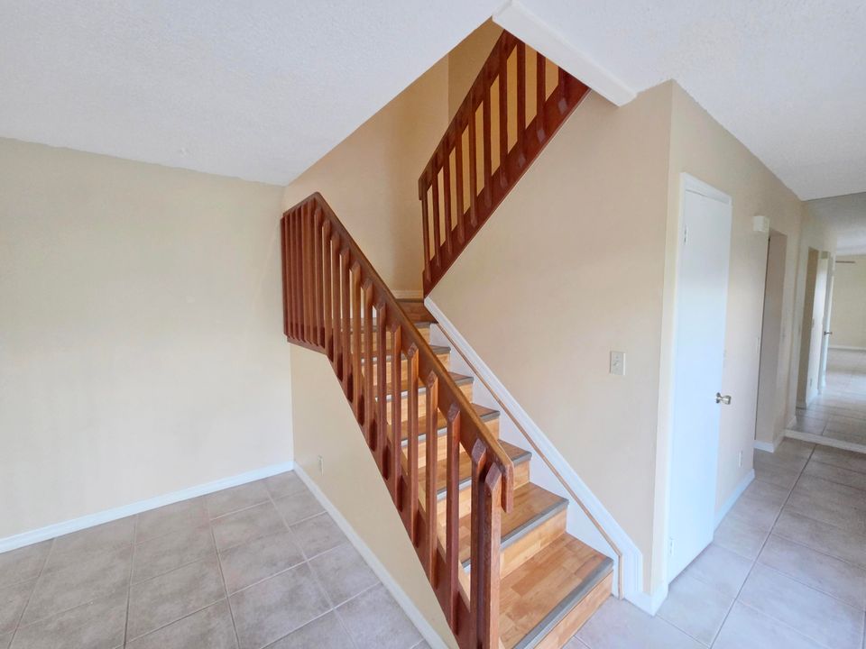 待售: $175,000 (2 贝兹, 1 浴室, 1328 平方英尺)