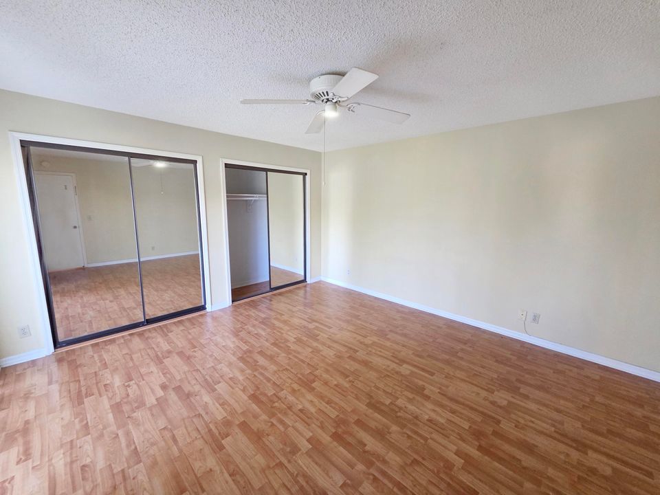 待售: $175,000 (2 贝兹, 1 浴室, 1328 平方英尺)