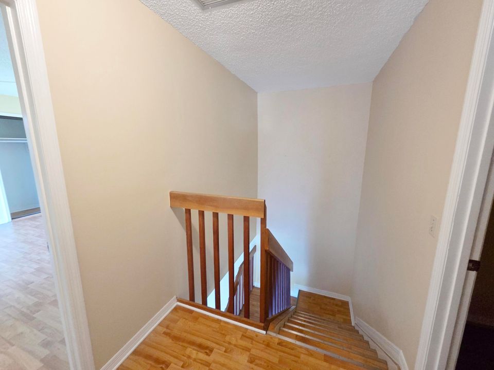 待售: $175,000 (2 贝兹, 1 浴室, 1328 平方英尺)