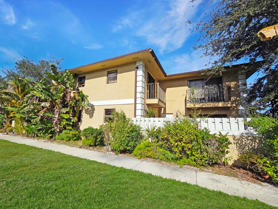 待售: $175,000 (2 贝兹, 1 浴室, 1328 平方英尺)