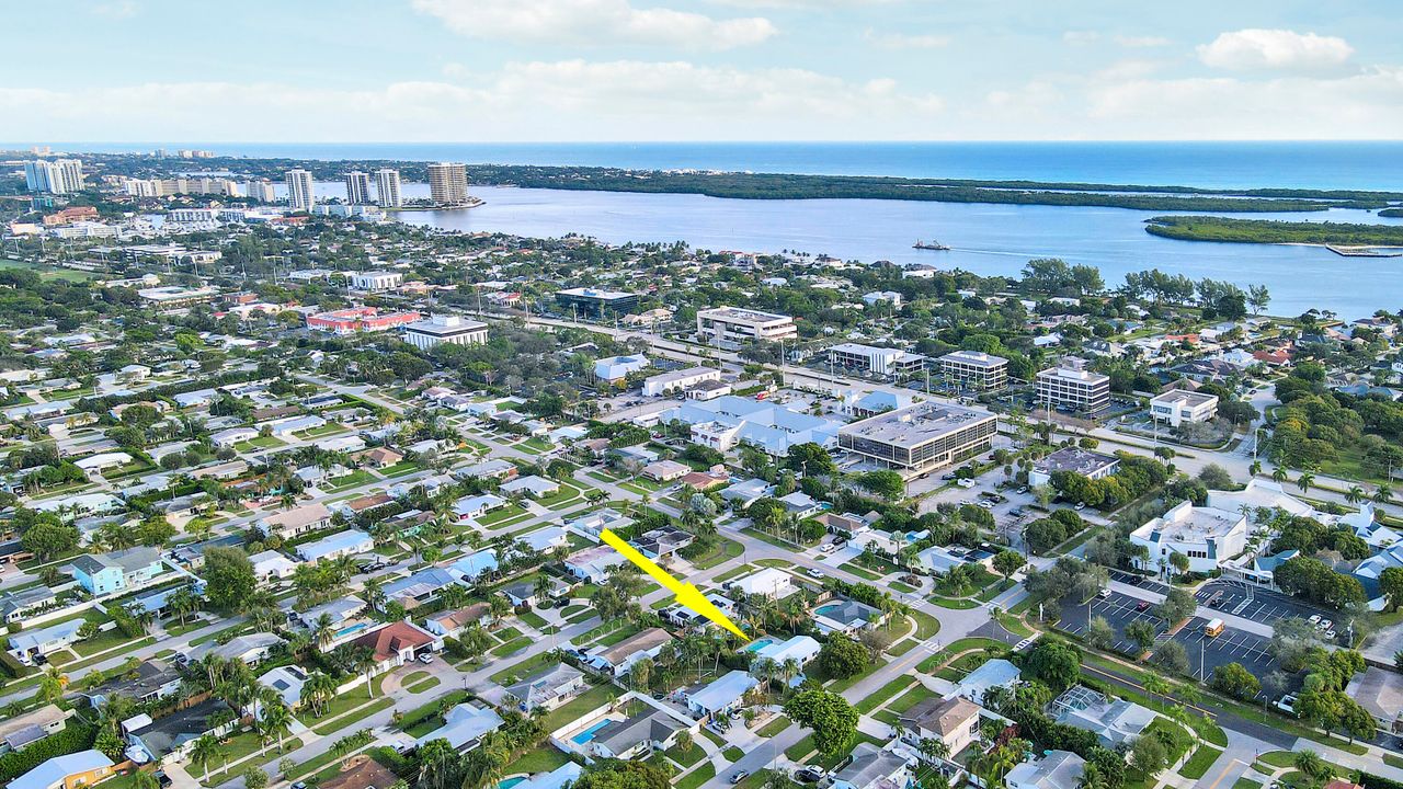 Под контрактом: $729,000 (3 спален, 2 ванн, 1363 Квадратных фут)