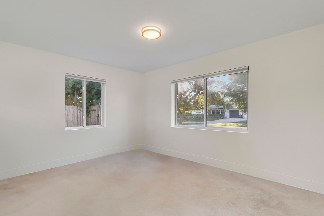 Под контрактом: $729,000 (3 спален, 2 ванн, 1363 Квадратных фут)