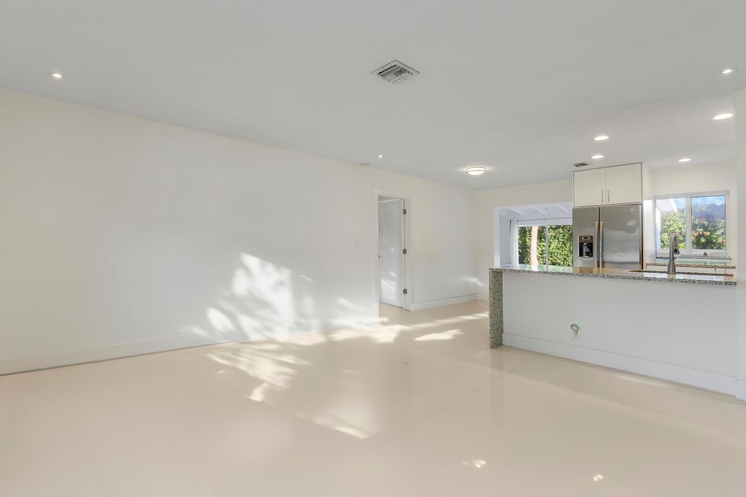 Под контрактом: $729,000 (3 спален, 2 ванн, 1363 Квадратных фут)