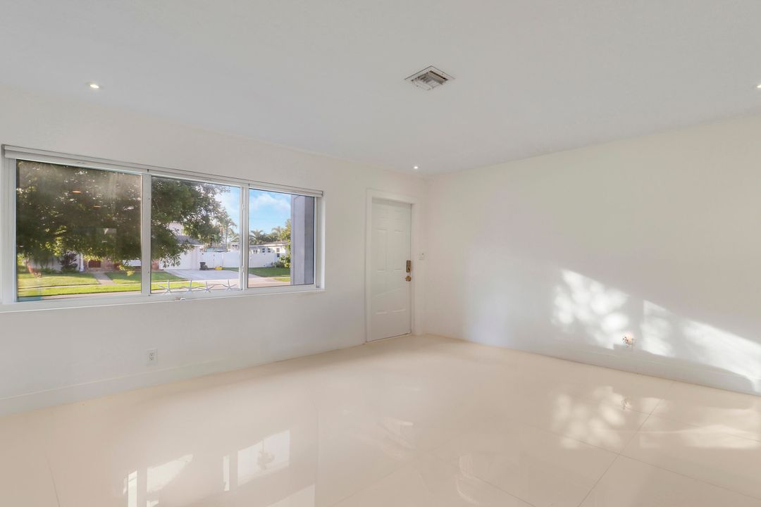 Под контрактом: $729,000 (3 спален, 2 ванн, 1363 Квадратных фут)