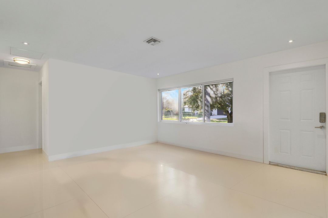 Под контрактом: $729,000 (3 спален, 2 ванн, 1363 Квадратных фут)