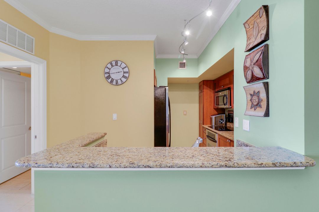 For Sale: $363,500 (2 beds, 2 baths, 1082 Square Feet)