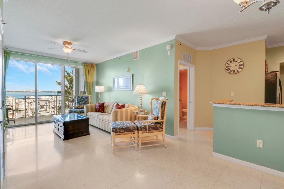 For Sale: $363,500 (2 beds, 2 baths, 1082 Square Feet)