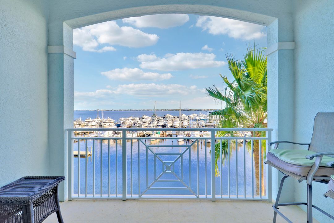 For Sale: $363,500 (2 beds, 2 baths, 1082 Square Feet)