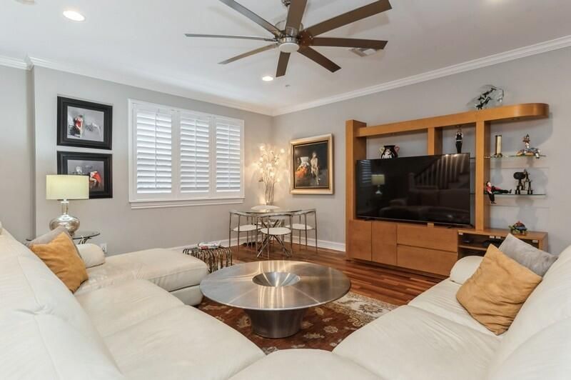 En Venta: $995,000 (3 camas, 3 baños, 1873 Pies cuadrados)