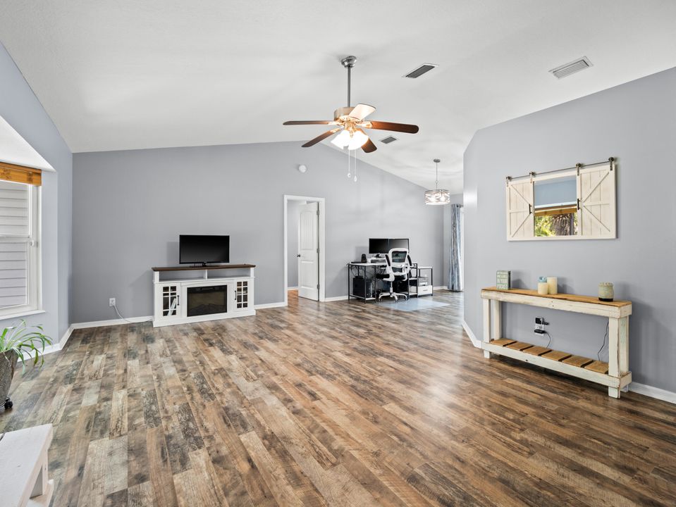 For Sale: $424,900 (3 beds, 2 baths, 1711 Square Feet)