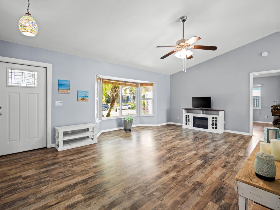 For Sale: $424,900 (3 beds, 2 baths, 1711 Square Feet)