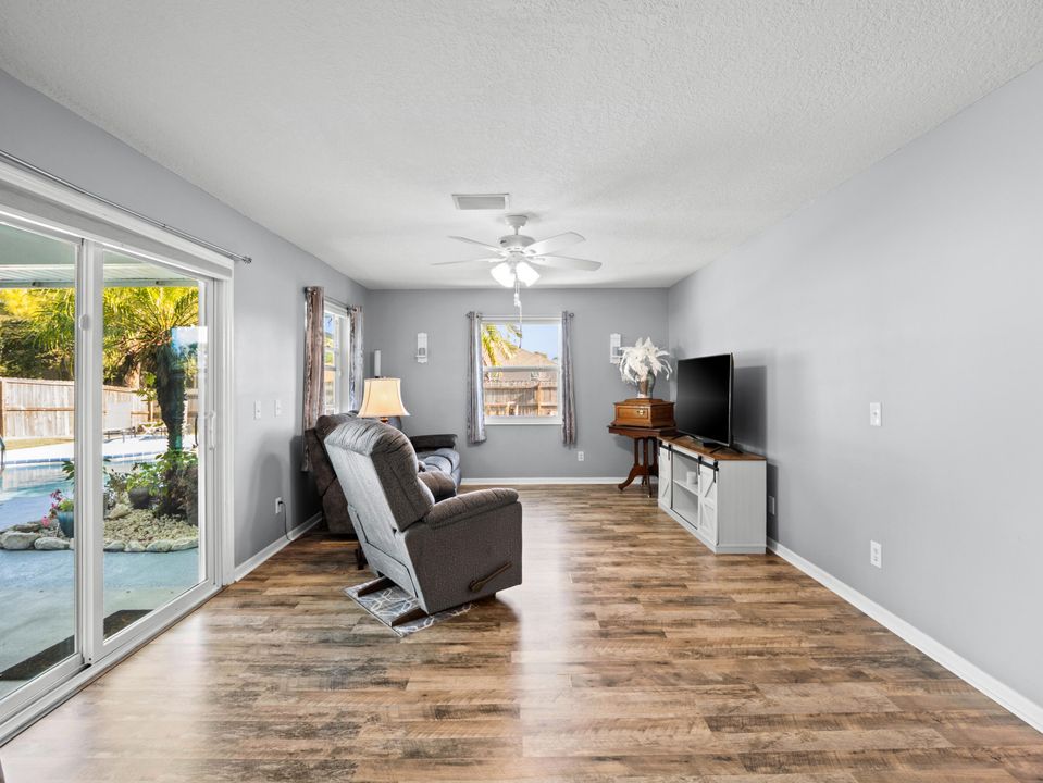 For Sale: $424,900 (3 beds, 2 baths, 1711 Square Feet)