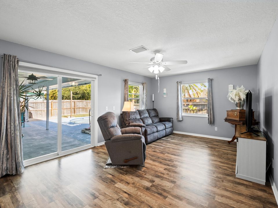 For Sale: $424,900 (3 beds, 2 baths, 1711 Square Feet)