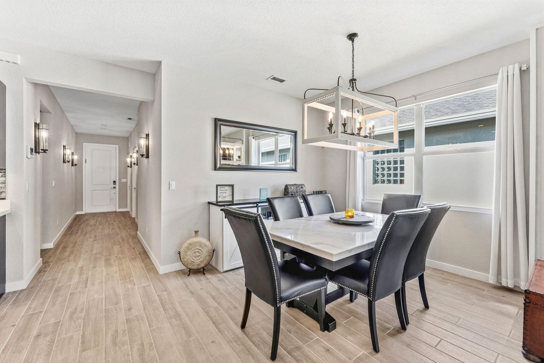 En Venta: $599,888 (4 camas, 2 baños, 1730 Pies cuadrados)