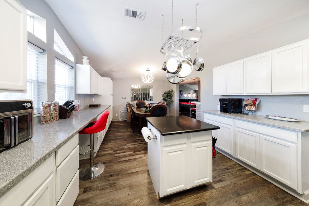 На продажу: $369,000 (4 спален, 2 ванн, 2094 Квадратных фут)