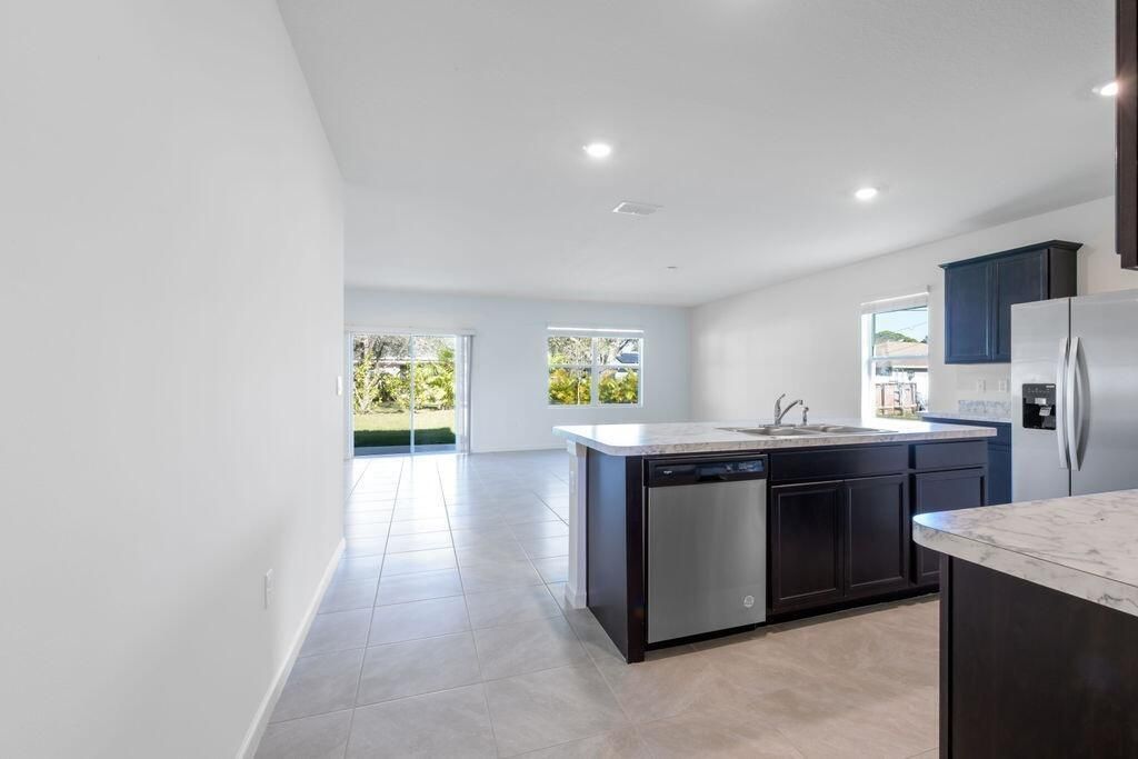 出租: $3,000 (4 贝兹, 2 浴室, 1915 平方英尺)