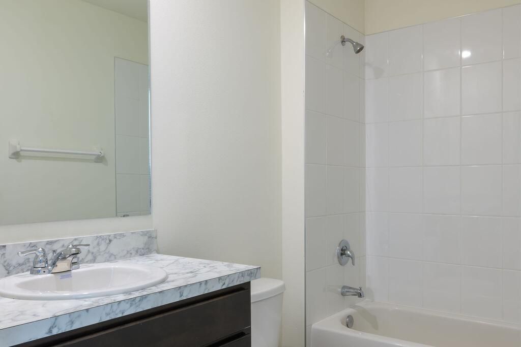 出租: $3,000 (4 贝兹, 2 浴室, 1915 平方英尺)