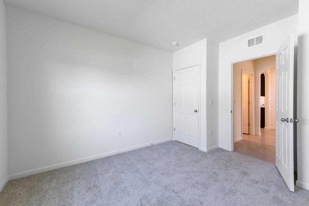 出租: $3,000 (4 贝兹, 2 浴室, 1915 平方英尺)