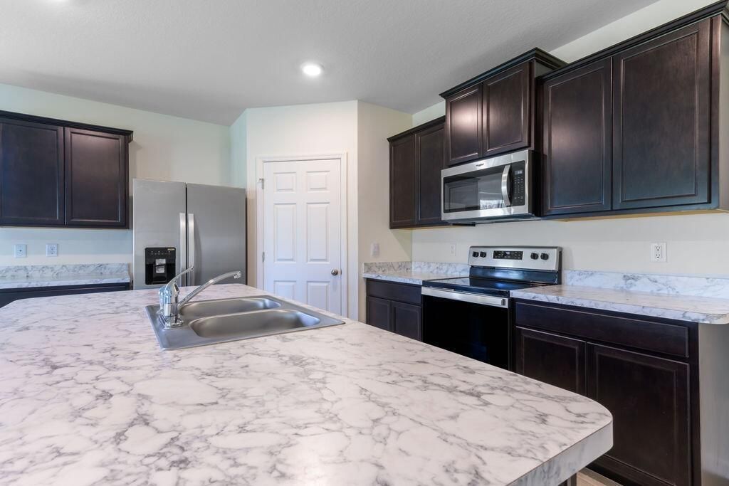 出租: $3,000 (4 贝兹, 2 浴室, 1915 平方英尺)