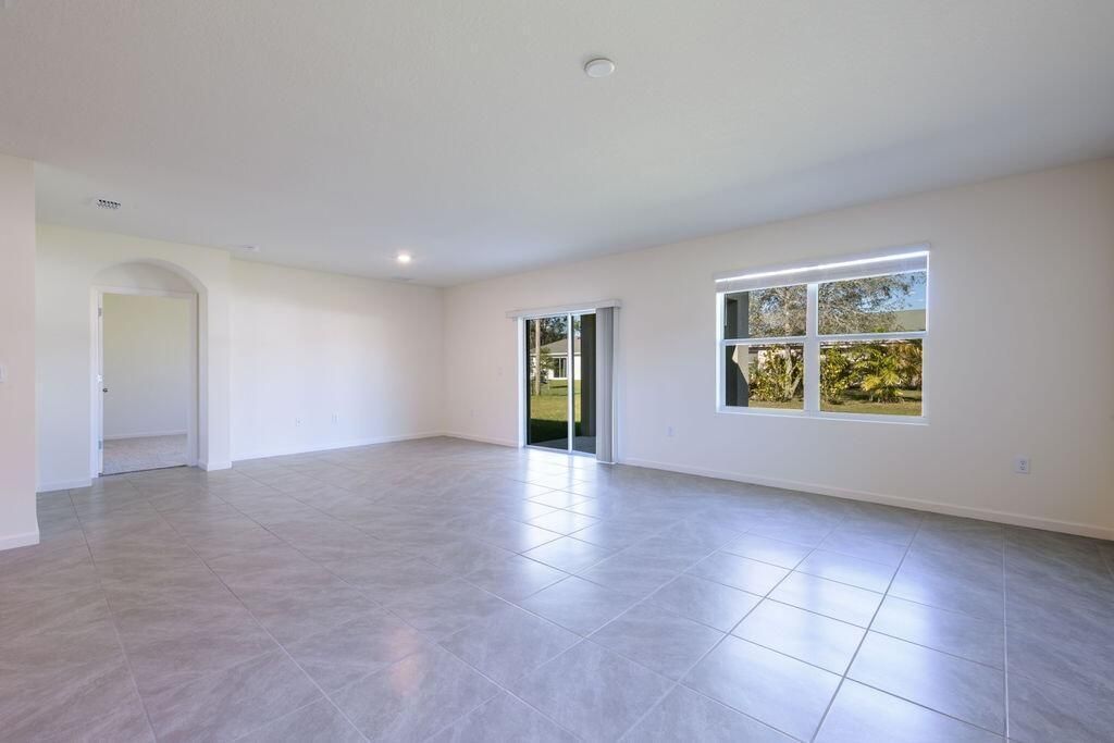 出租: $3,000 (4 贝兹, 2 浴室, 1915 平方英尺)