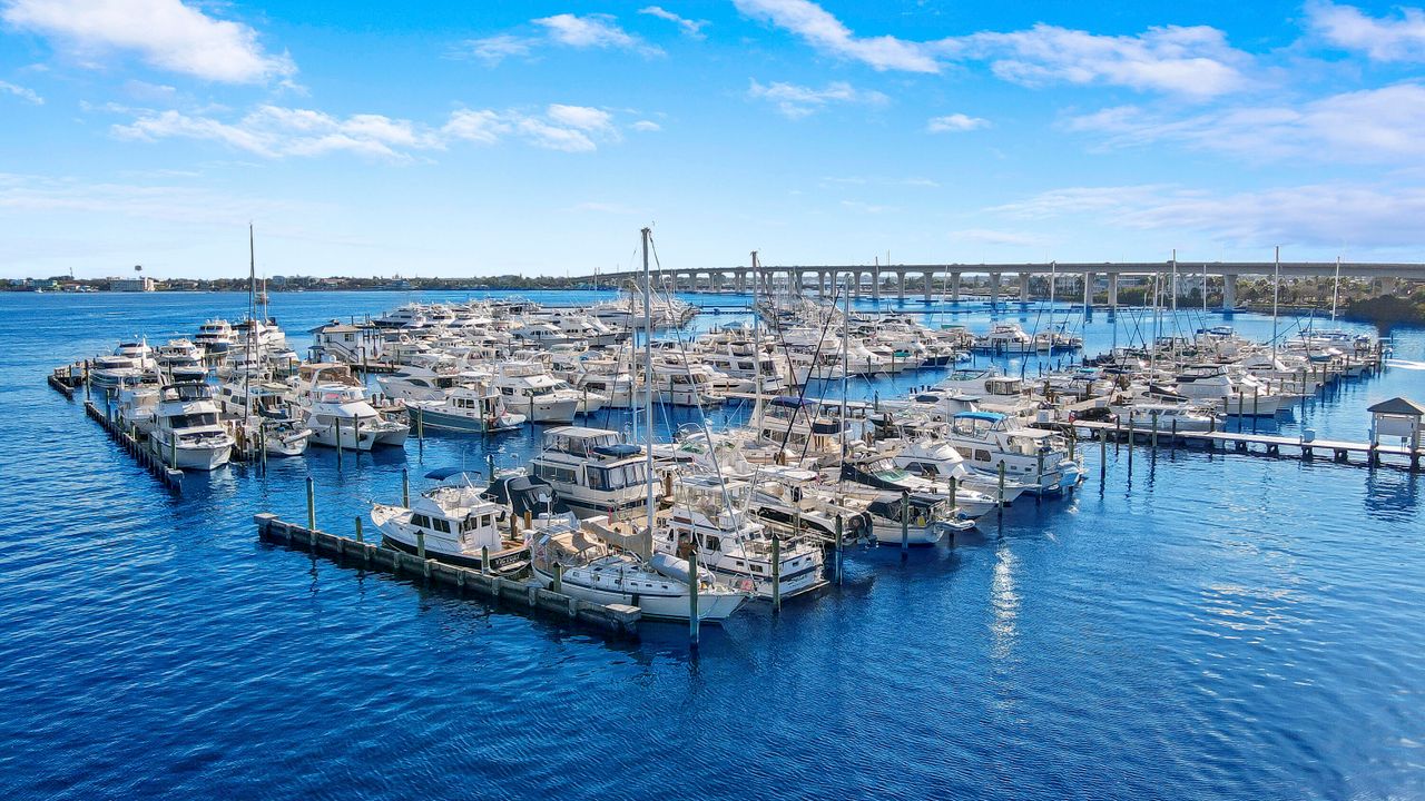 For Sale: $363,500 (2 beds, 2 baths, 1082 Square Feet)