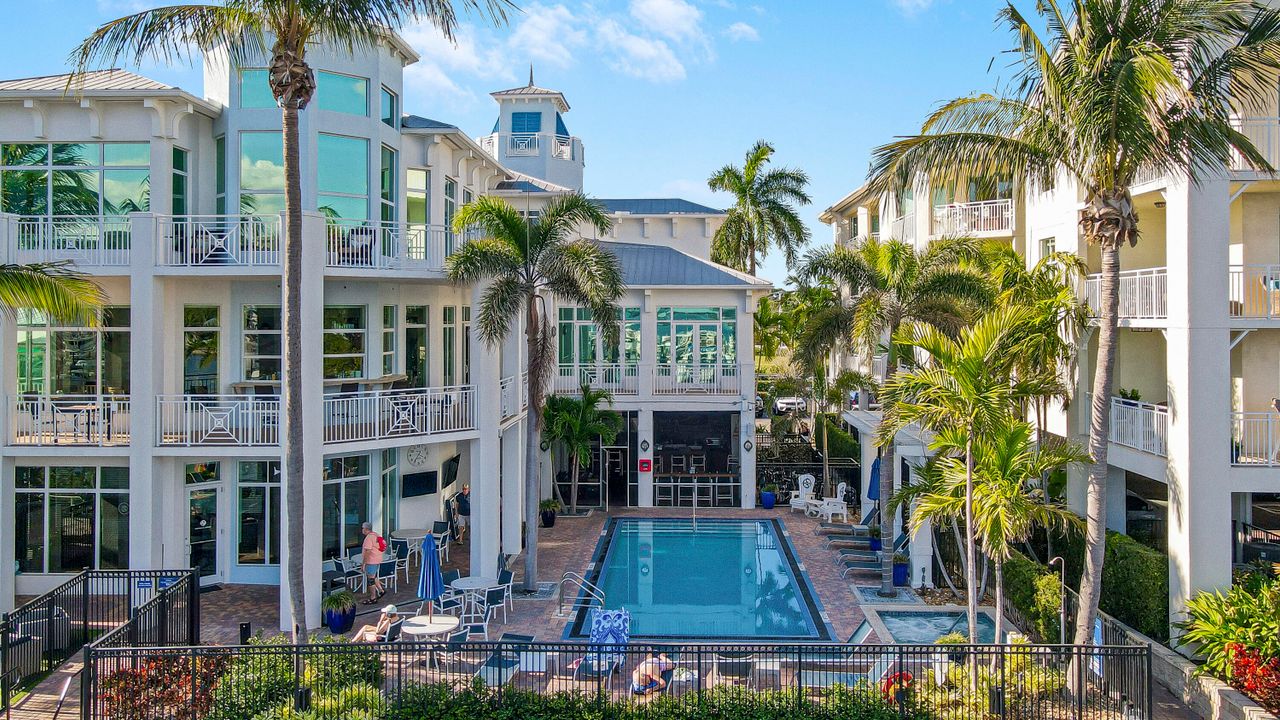 For Sale: $363,500 (2 beds, 2 baths, 1082 Square Feet)