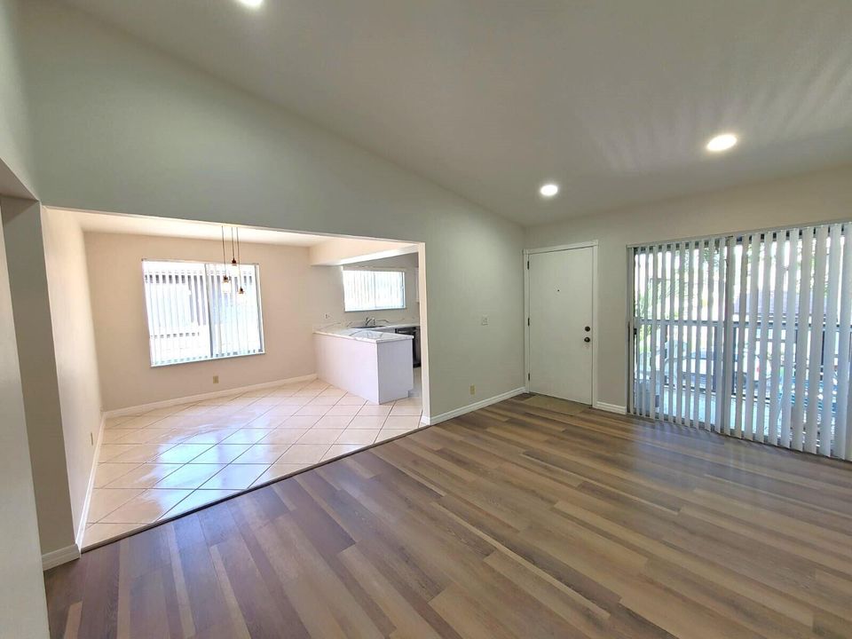 待售: $215,000 (2 贝兹, 1 浴室, 862 平方英尺)