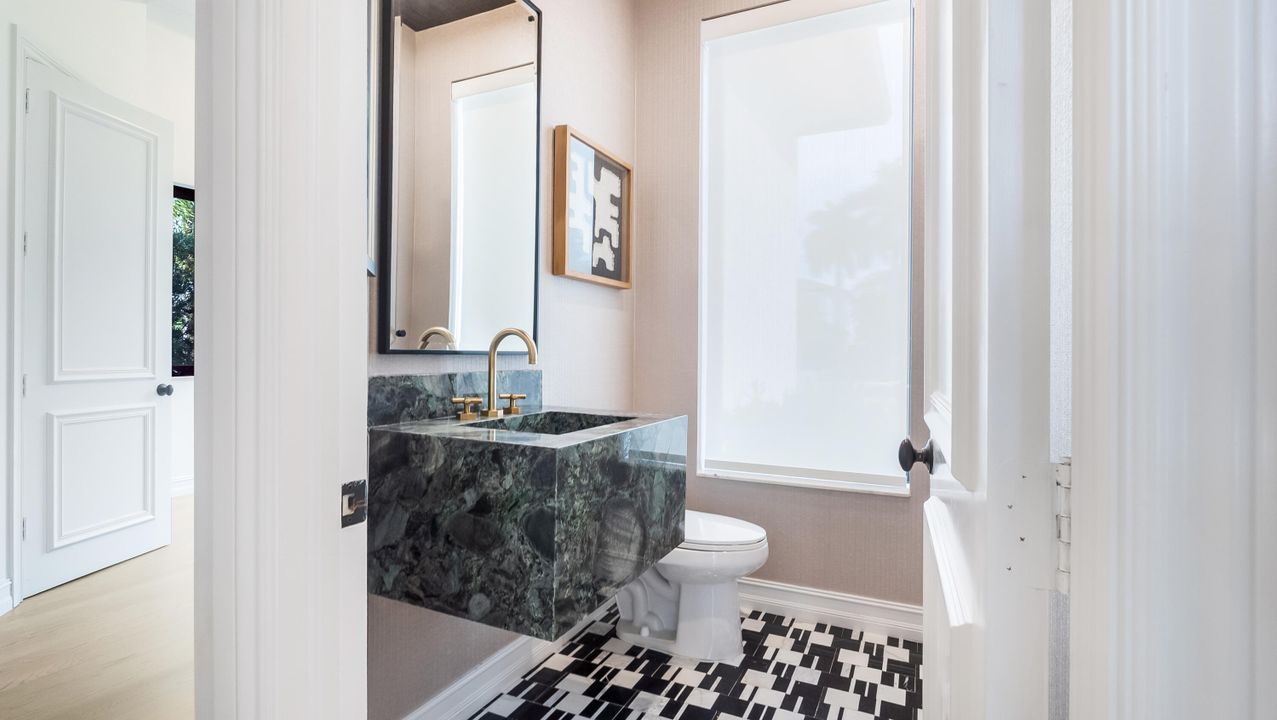 На продажу: $3,299,900 (5 спален, 5 ванн, 5863 Квадратных фут)