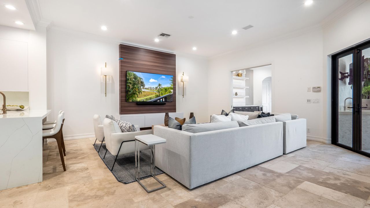 На продажу: $3,299,900 (5 спален, 5 ванн, 5863 Квадратных фут)