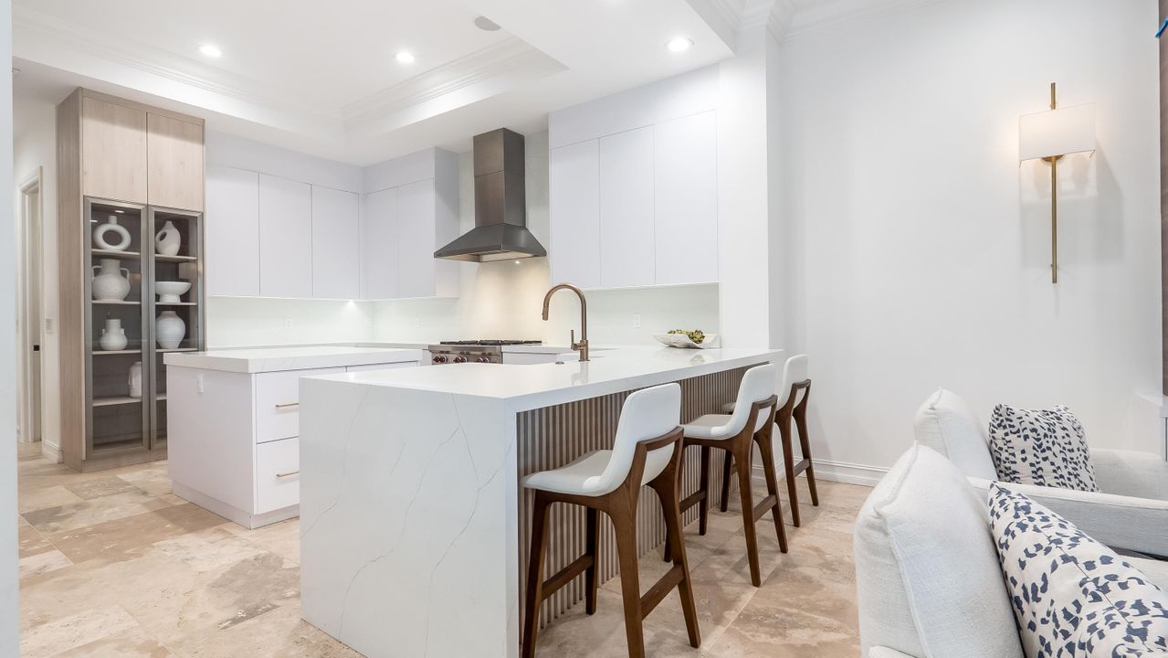 На продажу: $3,299,900 (5 спален, 5 ванн, 5863 Квадратных фут)