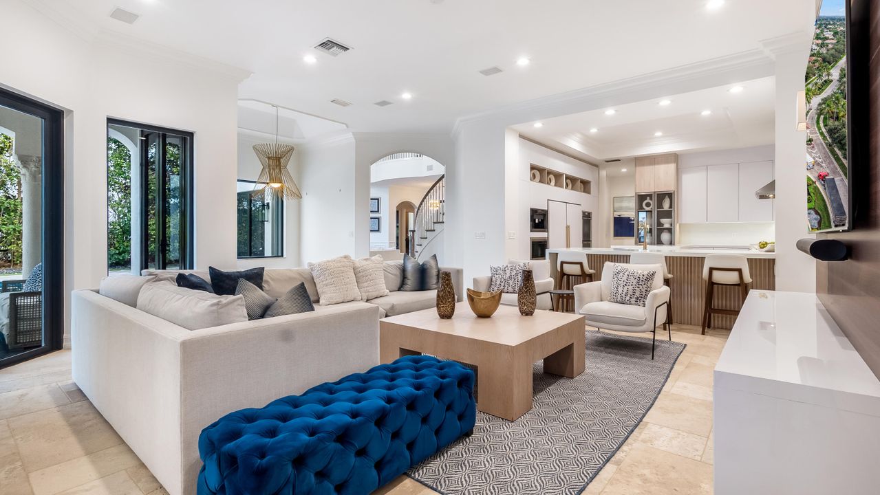 На продажу: $3,299,900 (5 спален, 5 ванн, 5863 Квадратных фут)