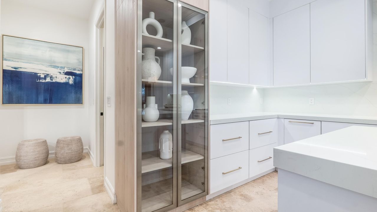 На продажу: $3,299,900 (5 спален, 5 ванн, 5863 Квадратных фут)