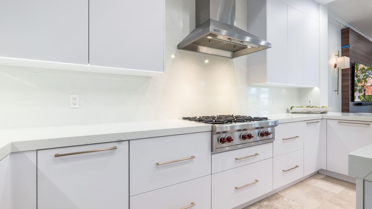 На продажу: $3,299,900 (5 спален, 5 ванн, 5863 Квадратных фут)