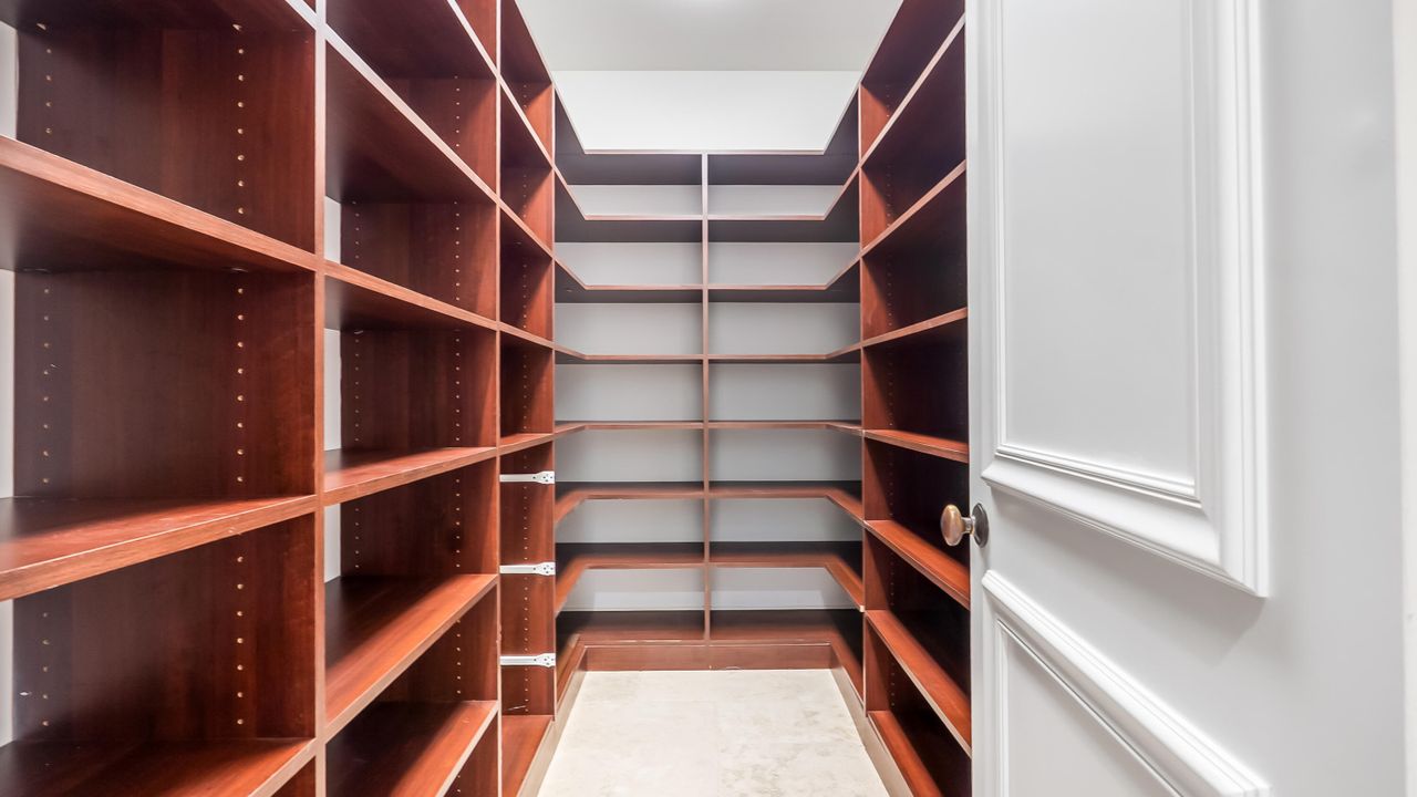 На продажу: $3,299,900 (5 спален, 5 ванн, 5863 Квадратных фут)