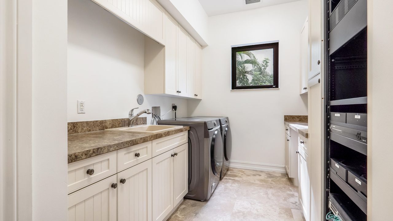 На продажу: $3,299,900 (5 спален, 5 ванн, 5863 Квадратных фут)