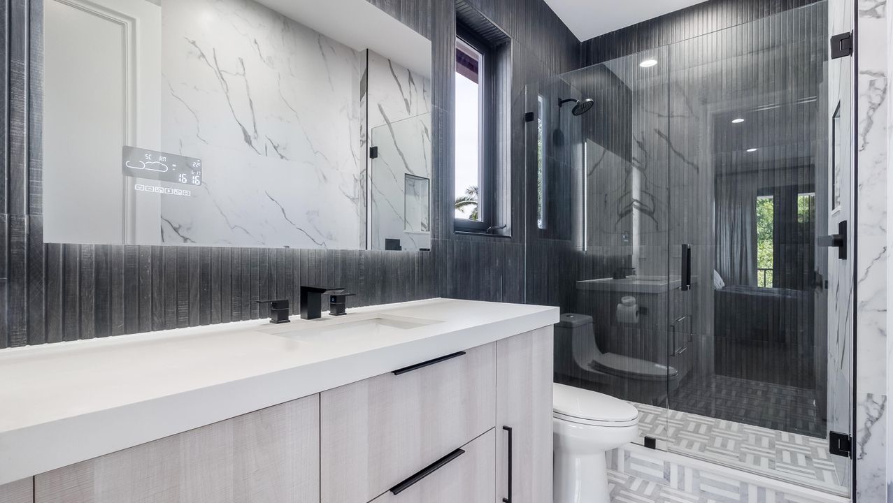 На продажу: $3,299,900 (5 спален, 5 ванн, 5863 Квадратных фут)