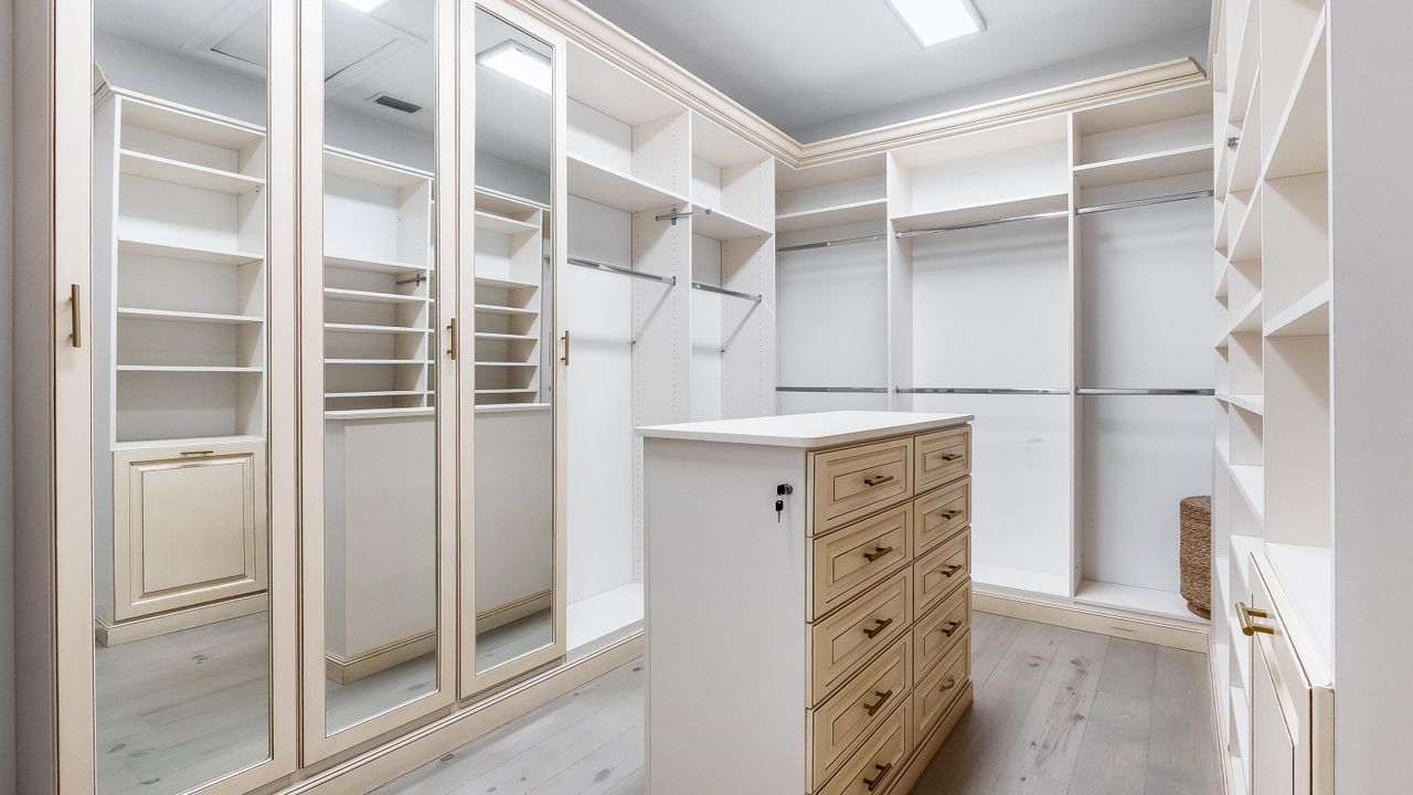 На продажу: $3,299,900 (5 спален, 5 ванн, 5863 Квадратных фут)