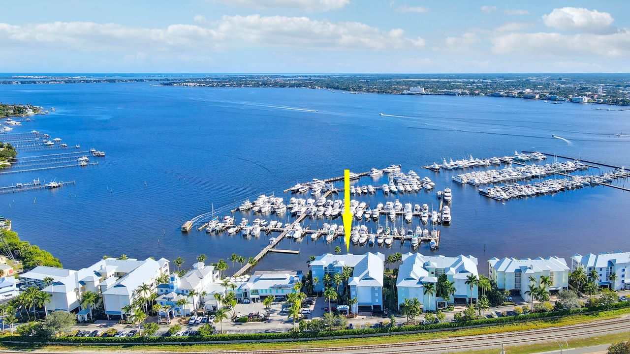 For Sale: $363,500 (2 beds, 2 baths, 1082 Square Feet)