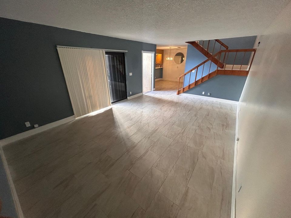 Active With Contract: $2,250 (2 beds, 2 baths, 1328 Square Feet)