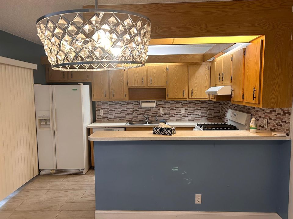 Active With Contract: $2,250 (2 beds, 2 baths, 1328 Square Feet)