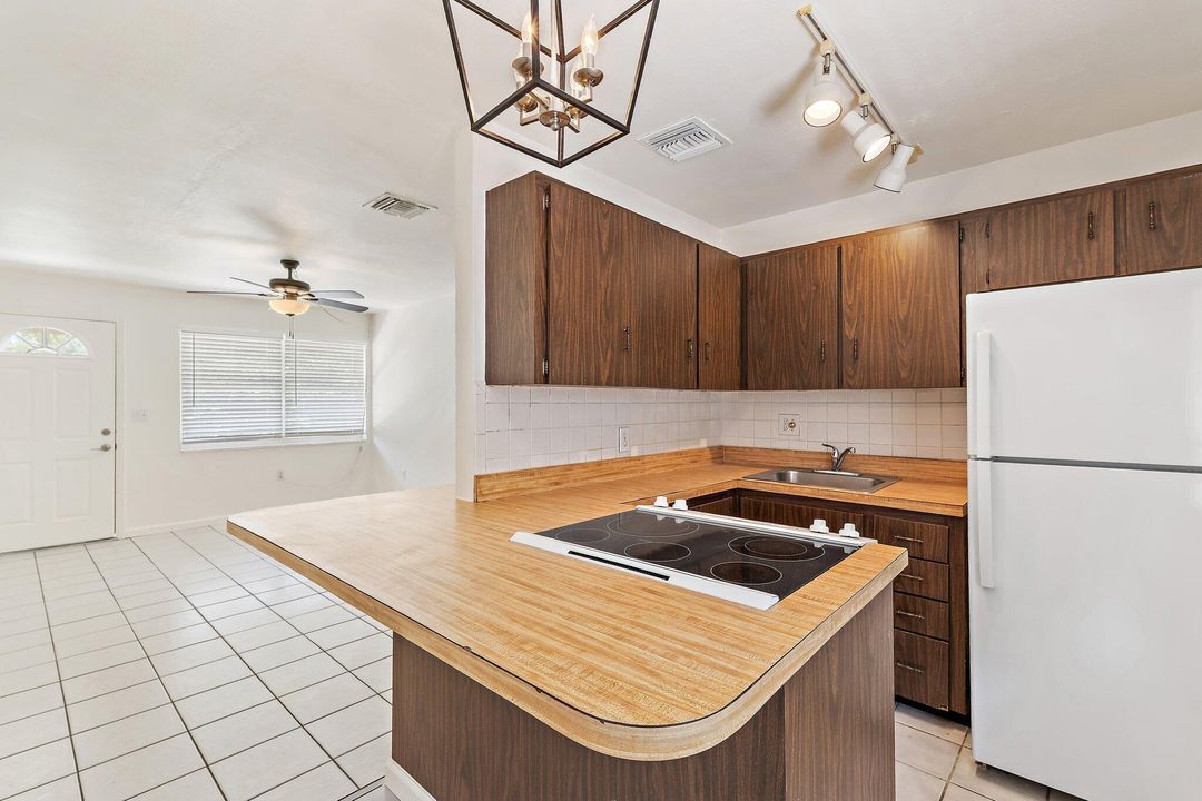 For Rent: $1,800 (2 beds, 1 baths, 1404 Square Feet)