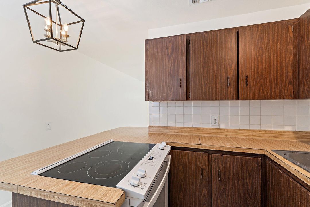 For Rent: $1,800 (2 beds, 1 baths, 1404 Square Feet)