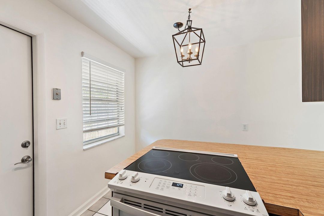 For Rent: $1,800 (2 beds, 1 baths, 1404 Square Feet)