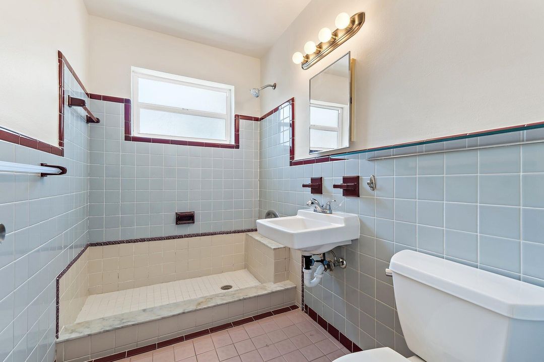 For Rent: $1,800 (2 beds, 1 baths, 1404 Square Feet)