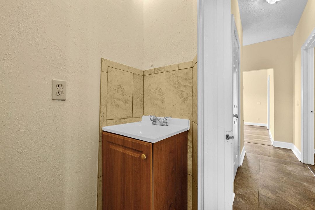 For Rent: $2,000 (3 beds, 2 baths, 1008 Square Feet)