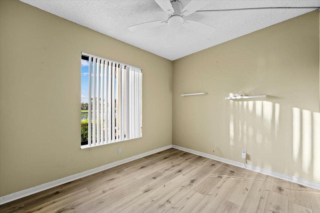 待售: $179,900 (2 贝兹, 2 浴室, 1111 平方英尺)